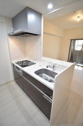 グランデカワノなにわ離宮のキッチン|4F～６Fの床や建具の色は変わります。