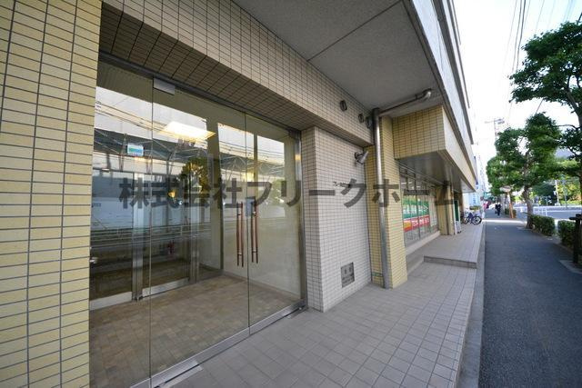 武蔵野市境南町２丁目の賃貸マンションのエントランス