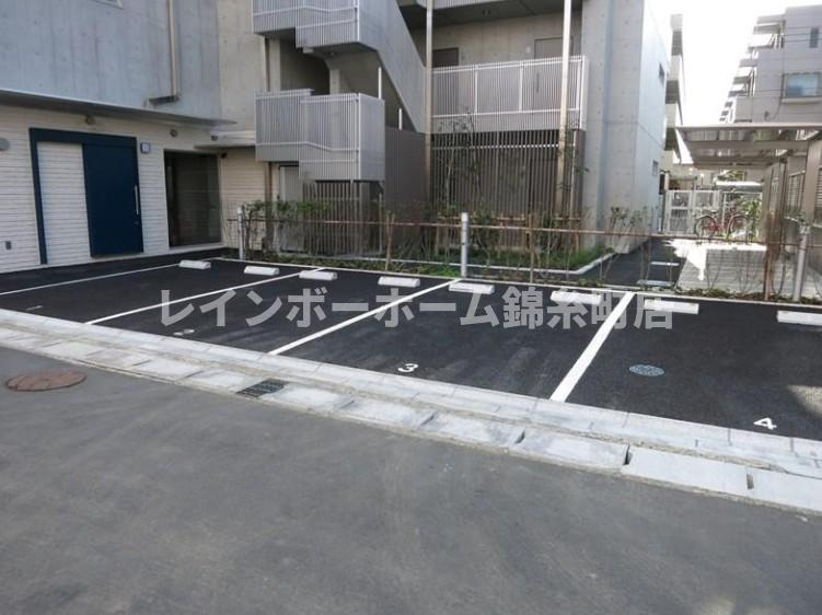 blue palette浦安の駐車場