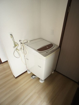 【設備】 | アーバンハイツ | 洗濯機が付いています。