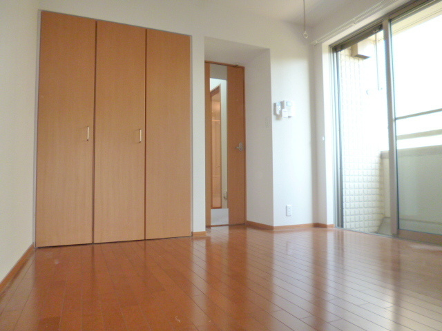 CLEMATIS 2の居間・リビング|★明るいフローリングの角部屋です★