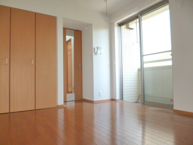 CLEMATIS 2の寝室|★キレイなフローリングの角部屋です★