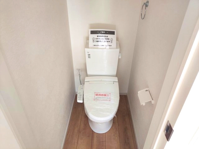 宝塚市売布1丁目新築一戸建のトイレ|1階トイレ　温水洗浄便座付き