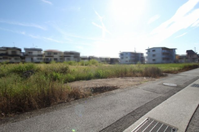 高知市一宮中町2丁目　建築条件付き　売土地　②　【全33区画】の前面道路含む現地写真|【三方】北　幅：4.9ｍ　公道　接面：8.9ｍ：／南　幅：4.9ｍ　公道　接面：8.9ｍ／東　幅：5.3ｍ　公道　接面：7.2ｍ