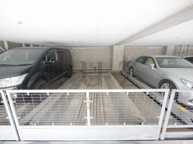 アイディーコート上永谷の駐車場