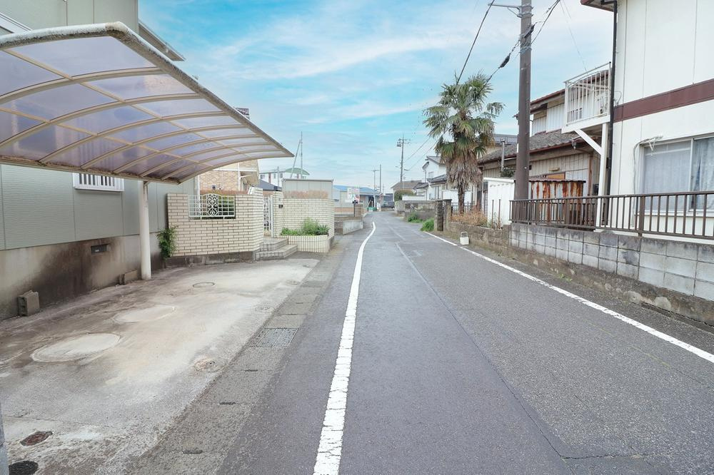 小山市横倉新田　中古戸建の前面道路含む現地写真