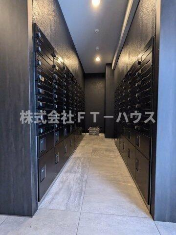 ケイディーエックスレジデンス原木中山のエントランス