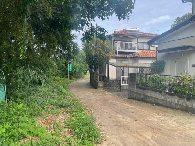 -三丁目不動産-　寄居町富田　売土地の前面道路含む現地写真