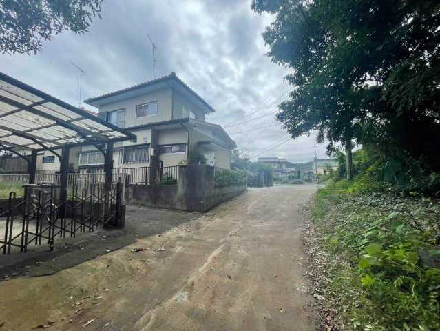 -三丁目不動産-　寄居町富田　売土地の前面道路含む現地写真