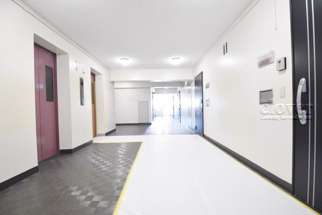 【その他共用部分】 | 新中野マンション | 当該フロアの共用廊下です。ここもきれいに清掃されています。周囲のお部屋の様子も、ぜひ伺ってみてください。～即日のご見学可能～　お問合せはお気軽にどうぞ。