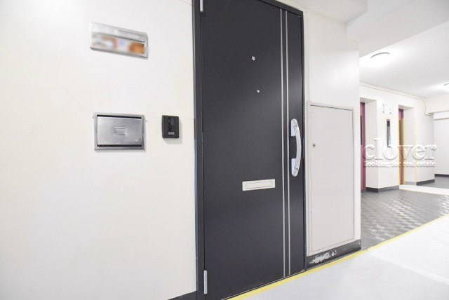 【その他共用部分】 | 新中野マンション | 皆様をお迎えする、お部屋の玄関ドア。開けやすさや開放角度、ドアノブの操作しやすさや鍵の形状などを、現地で一度ご確認ください。～即日のご見学可能～　お問合せはお気軽にどうぞ。