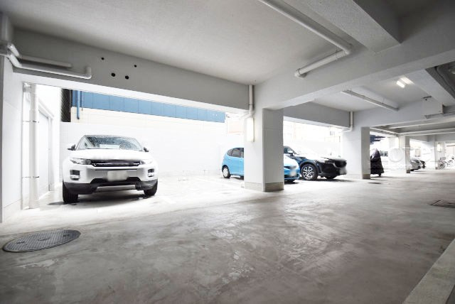 【駐車場】 | 新中野マンション | マンションの駐車場スペース。空きの有無や駐車料金、サイズ規定などについては、改めてお問い合わせください。～即日のご見学可能～　お問合せはお気軽にどうぞ。