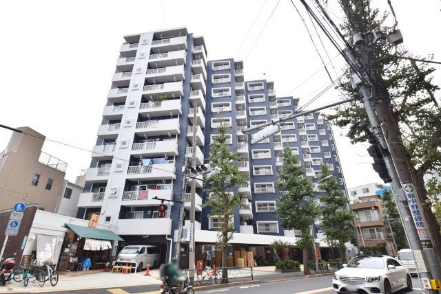 【外観】 | 新中野マンション | 手入れの行き届いた外壁やエントランスなど、「見ればわかる」レベルで清潔感を保ったマンションです。築年数を感じさせない姿で皆様をお出迎えします。～即日のご見学可能～　お問合せはお気軽にどうぞ。