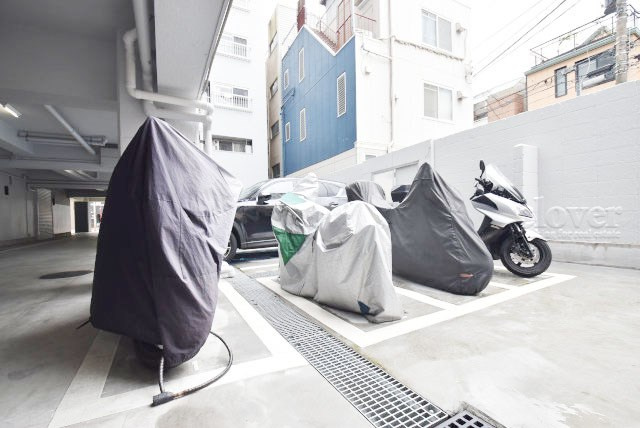 【駐車場】 | 新中野マンション | バイク置き場。空き区画の有無や駐輪料金、サイズおよび排気量規定などについては、改めてお問い合わせください。～即日のご見学可能～　お問合せはお気軽にどうぞ。