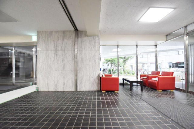 【ロビー】 | 新中野マンション | 集合ポストなどを備えたエントランスホール。ここもマンションの顔となる部分であり、しっかりと清掃の行き届いたさまに安心感をおぼえます。～即日のご見学可能～　お問合せはお気軽にどうぞ。