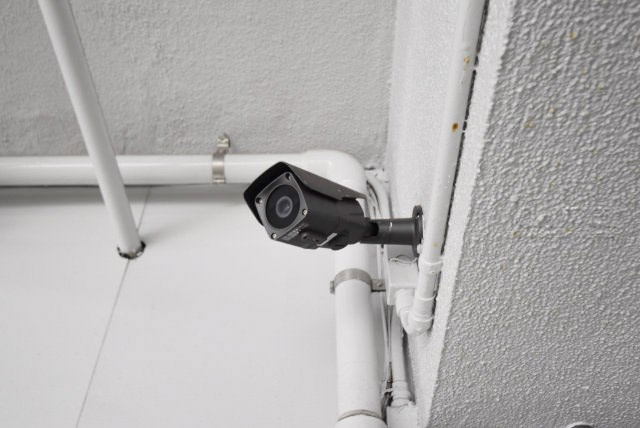 【防犯設備】 | 新中野マンション | 建物や敷地の隅々に目を光らせる防犯カメラが設置されています。現地を見学される際には、カメラの存在やその台数にも意識を払ってみてください。～即日のご見学可能～　お問合せはお気軽にどうぞ。