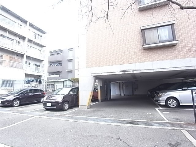アベリア弐番館の駐車場