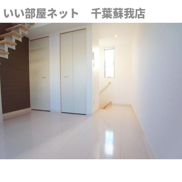 エヴァンコートⅣの居間・リビング|アクセントクロスがシンプルながら清潔感のあるお部屋にしてくれます♪