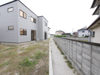 【居間・リビング】 | 昭和町西条 オール電化新築戸建 国母駅歩4分 ＺＥＨ水準住宅 | リビングからキッチン