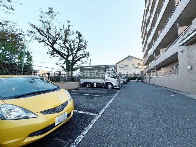 コンフォート栄の駐車場