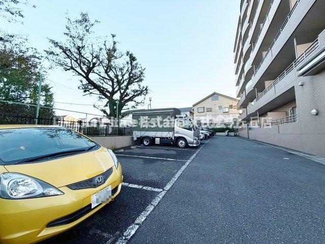 コンフォート栄の駐車場
