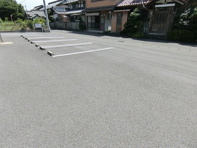 メゾン・アムールの駐車場