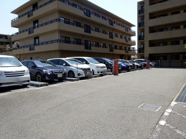 ハイツ甲四公園の駐車場