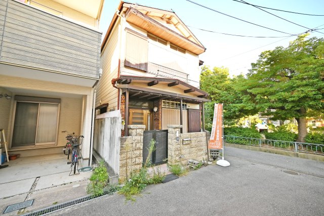 尼崎市東園田町7丁目建築条件付き売土地の前面道路含む現地写真|南東角地に位置し、隣接する公園の緑を身近に感じられる現地。既存建物は解体予定です。阪急「園田」駅徒歩10分。ご家族の希望に合わせた住まいづくりをご提案。建物プランや資金計画、現地見学もご相談ください。