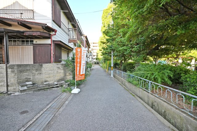 尼崎市東園田町7丁目建築条件付き売土地の前面道路含む現地写真|前面道路は東側4.0ｍ公道です。緑豊かな公園が広がり、季節の移ろいを身近に感じられる住環境◎
