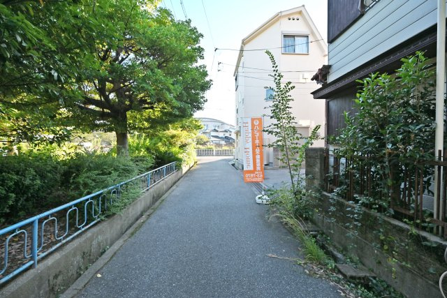 尼崎市東園田町7丁目建築条件付き売土地の前面道路含む現地写真|前面道路は東側4.0ｍ公道です。緑豊かな公園が広がり、季節の移ろいを身近に感じられる住環境◎