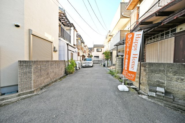 尼崎市東園田町7丁目建築条件付き売土地の前面道路含む現地写真|南側は幅員約4.6ｍの私道（位置指定道路）に面しています。道路幅や敷地との位置関係など、ぜひ現地でご覧ください。