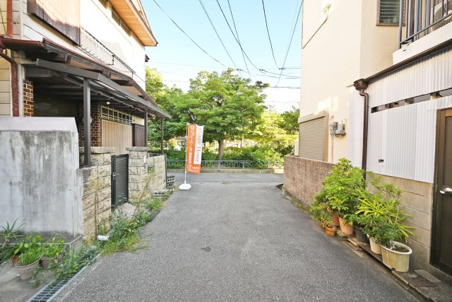 尼崎市東園田町7丁目建築条件付き売土地の前面道路含む現地写真|南側は幅員約4.6ｍの私道（位置指定道路）に面しています。道路幅や敷地との位置関係など、ぜひ現地でご覧ください。