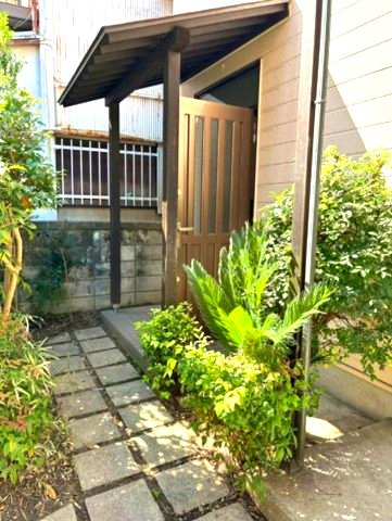 山下町3丁目の玄関|玄関へのアプローチ。居住者の帰り、訪れる方を優しく迎える・安らぎに満ちた生活空間を予感させる。健やかな暮らしを楽しめそう
