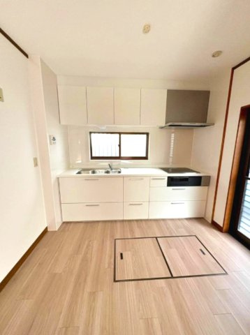 山下町3丁目のキッチン|天板がフラットなIHクッキングヒーターはお掃除も簡単
