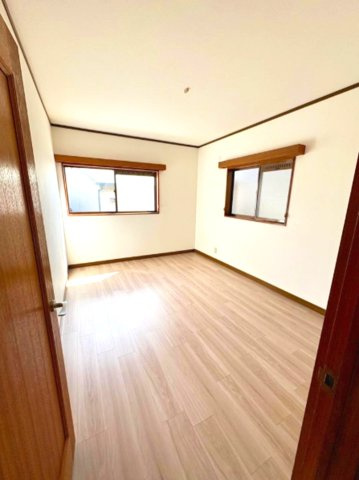 山下町3丁目の洋室|2面採光がとれる6帖洋室は、南側に窓を設けているため、一日中明るく、気分も明るくなります。

