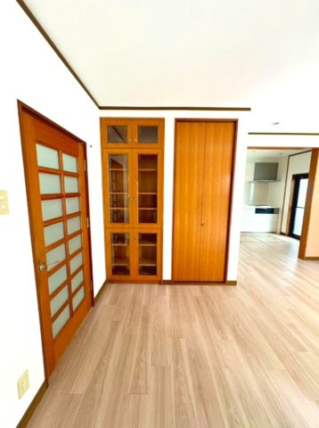 山下町3丁目の収納|リビングダイニングにある物入は、掃除機や日用品のストックなど色々な収納に使えて便利
