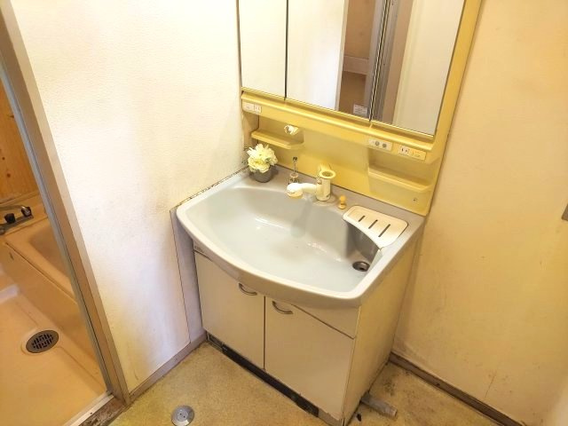 宝塚市逆瀬台6丁目テラスハウスの独立洗面台|洗面化粧台