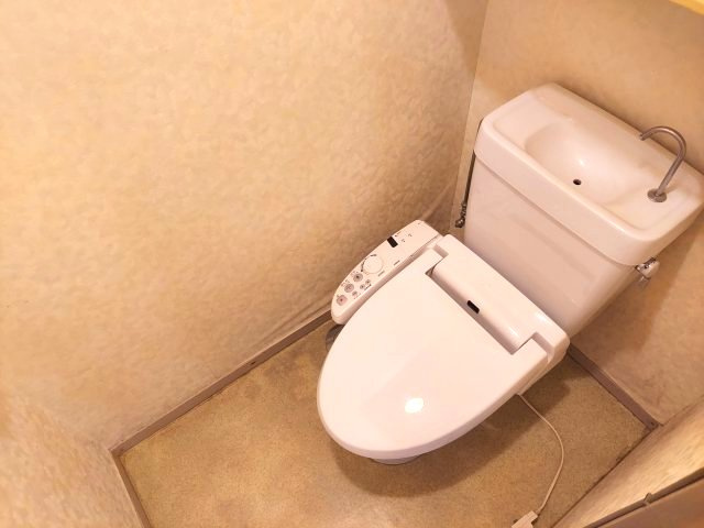 宝塚市逆瀬台6丁目テラスハウスのトイレ|温水洗浄便座付き