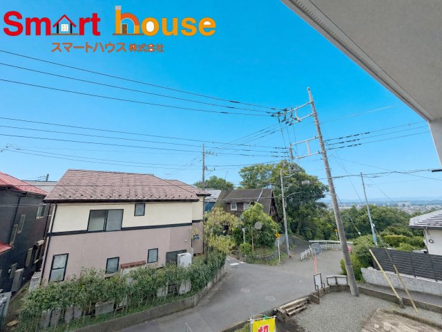 相模原市中央区陽光台5丁目 の展望|開放的なバルコニーは見晴らしもよく、太陽の温かな温もりをめいっぱい受け止めてくれます。太陽の光と爽やかな風を受けたお洗濯物はあっという間に乾き、取りこむ時には太陽の匂いを感じられそうですね。