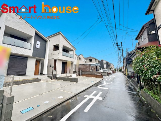 相模原市中央区陽光台5丁目 の前面道路含む現地写真|お住まいの前面道路が広いと駐車が楽になり、陽当たりも遮られないので明るく居心地の良いお家になります♪