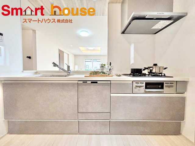 相模原市中央区陽光台5丁目 のキッチン|ワークスペースを見渡せるダイニングとの空間のつながりが、スペースのゆとりを生み出しますキッチンです♪