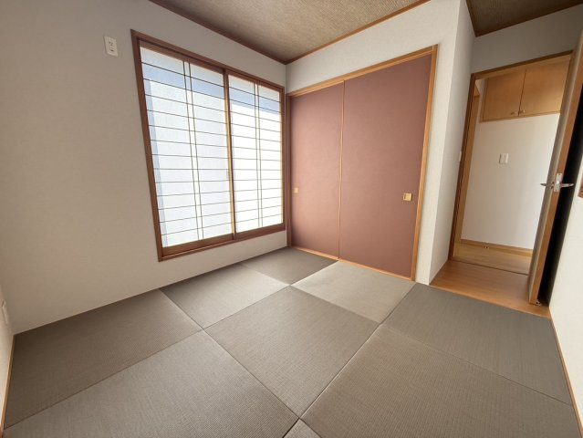 朝霧東町2丁目戸建の和室|落ち着いた雰囲気の和室付きです