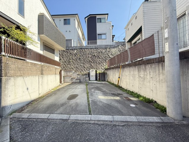 朝霧東町2丁目戸建の駐車場