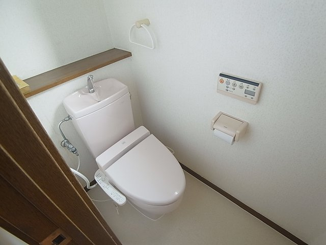 神戸市長田区長田天神町２丁目の一戸建てのトイレ|トイレも２箇所設置されています