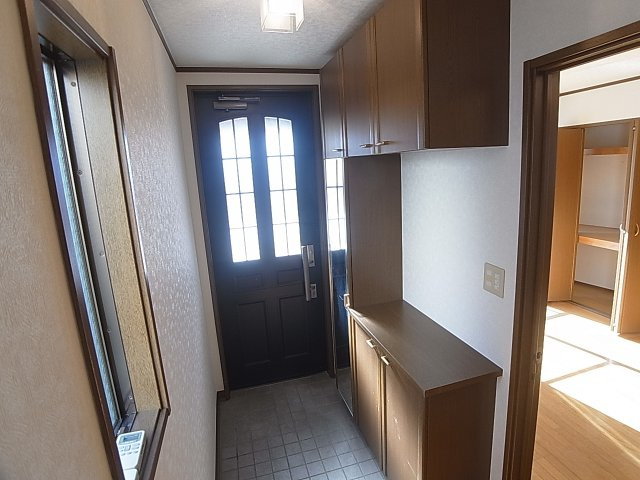 神戸市長田区長田天神町２丁目の一戸建ての玄関|大きな下駄箱がある玄関です