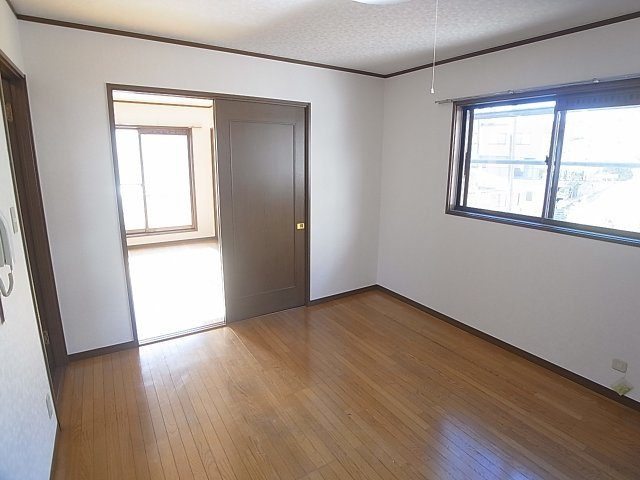 神戸市長田区長田天神町２丁目の一戸建ての居間・リビング|各部屋日当たりの良い環境です