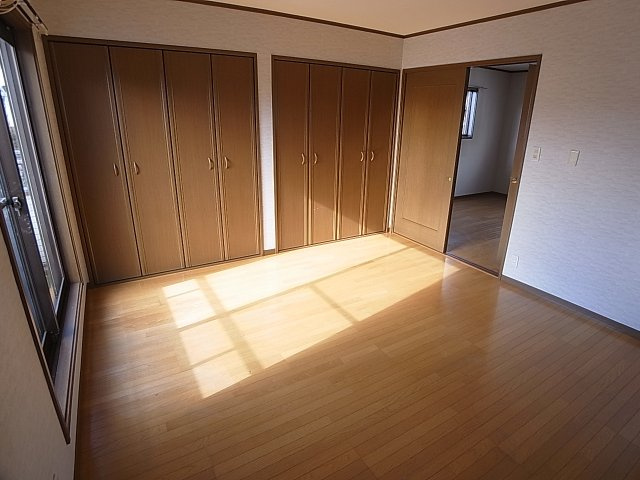 神戸市長田区長田天神町２丁目の一戸建ての内装|約８帖の洋室です