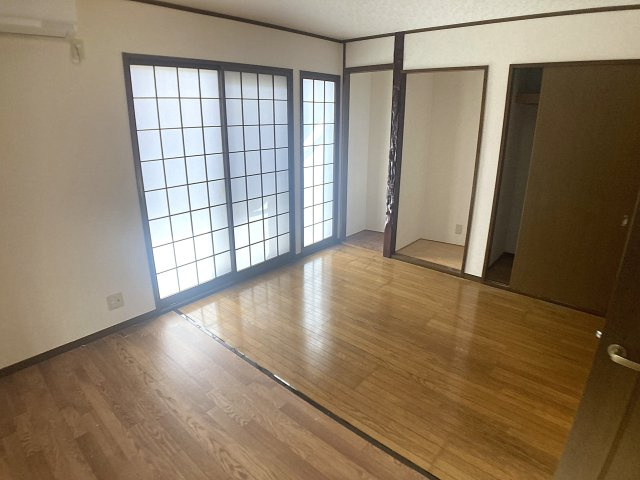 神戸市長田区長田天神町２丁目の一戸建ての内装|１階部分洋室・敷地内駐車場にも出れます