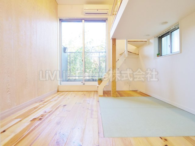小金井市本町５丁目のアパートの居間・リビング