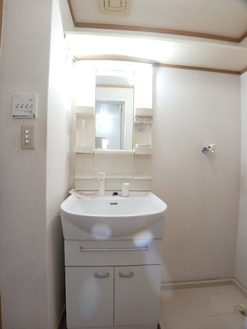ラシーヌⅢ四番館の洗面所|コンパクトで使いやすい洗面所